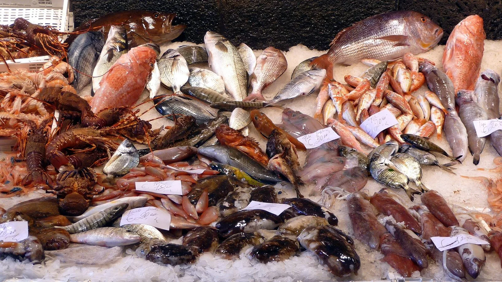 Pesce fresco, crostacei e molluschi esposti sul ghiaccio a un banco della Pescheria di Catania