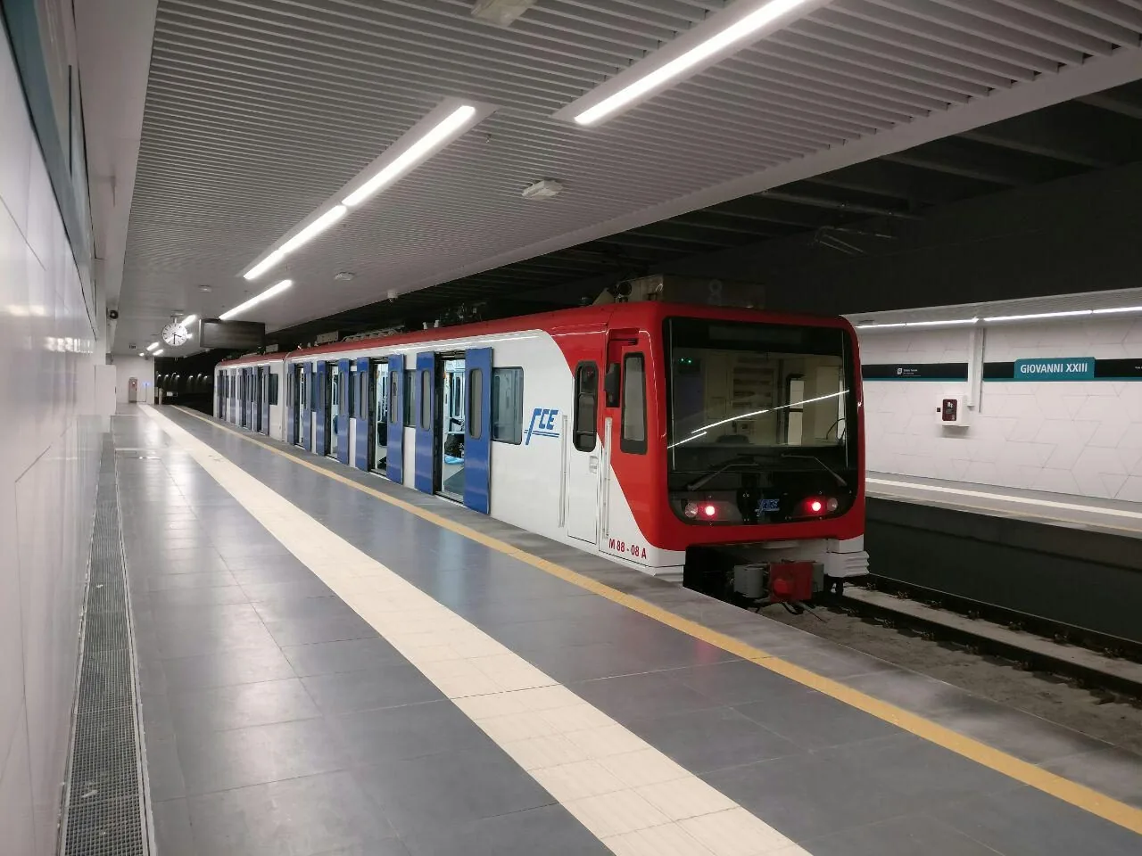 Un treno della metropolitana FCE fermo al binario della stazione sotterranea Giovanni XXIII di Catania